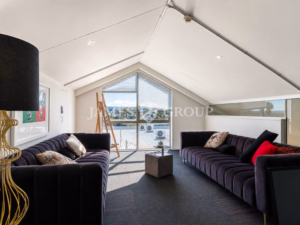 Character Kingsland Office With Deck