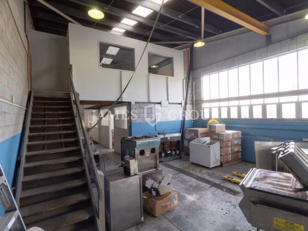 338m2 High-stud Industrial Unit With Parking