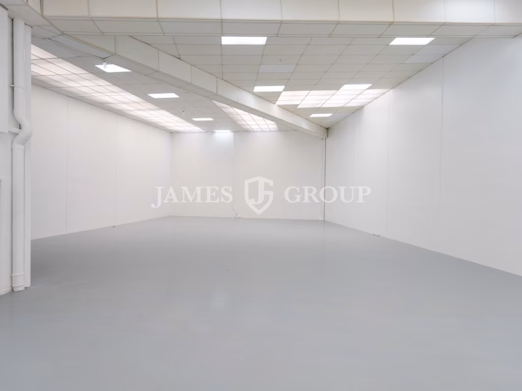 Refurbished Unit With 7 Car Parks!