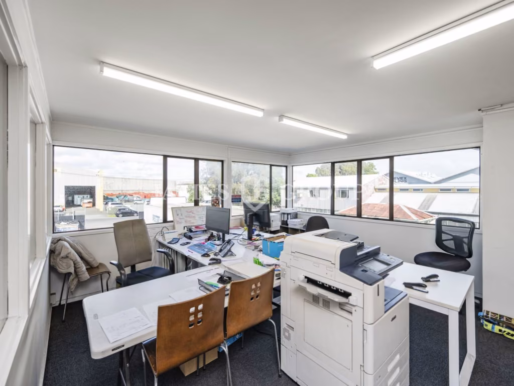 1,811m² Penrose Industrial With Yard