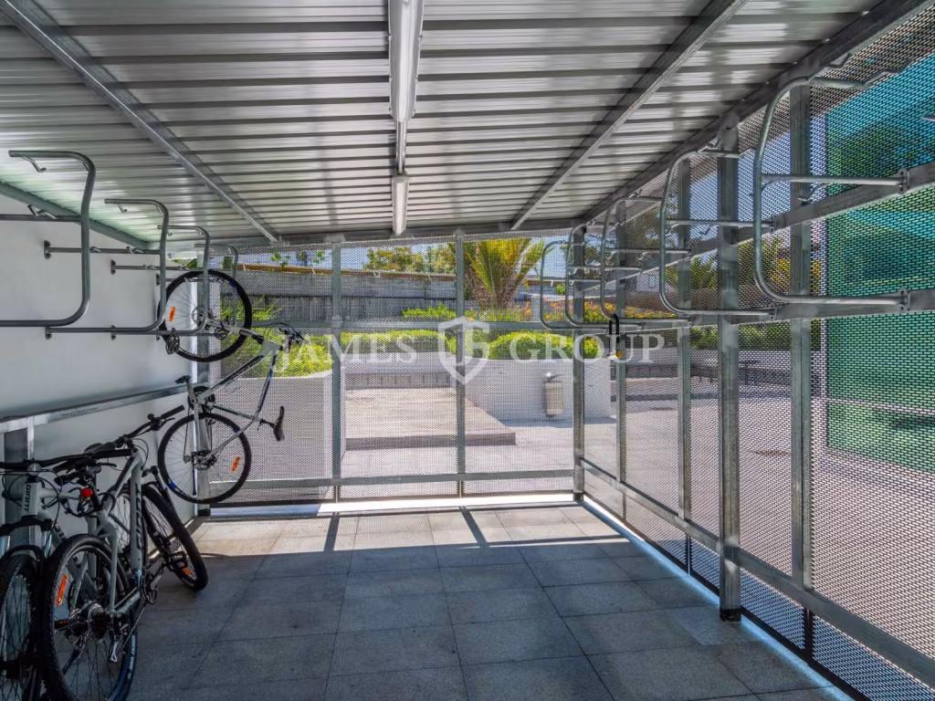 Ellerslie Office With Onsite Amenities & Parking