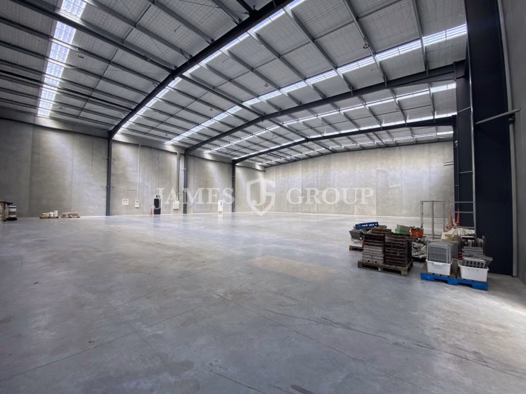 Brand New High-stud Unit – Drive-through Access