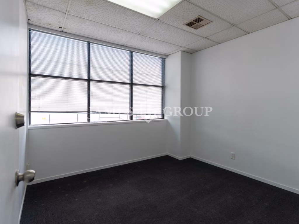 694m² | High-stud Warehouse | 8 Carparks