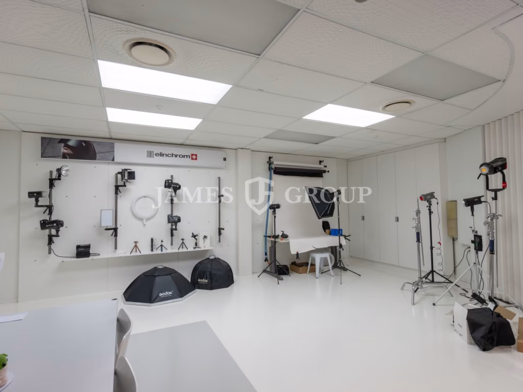 High-visibility Office Lease In  Newmarket