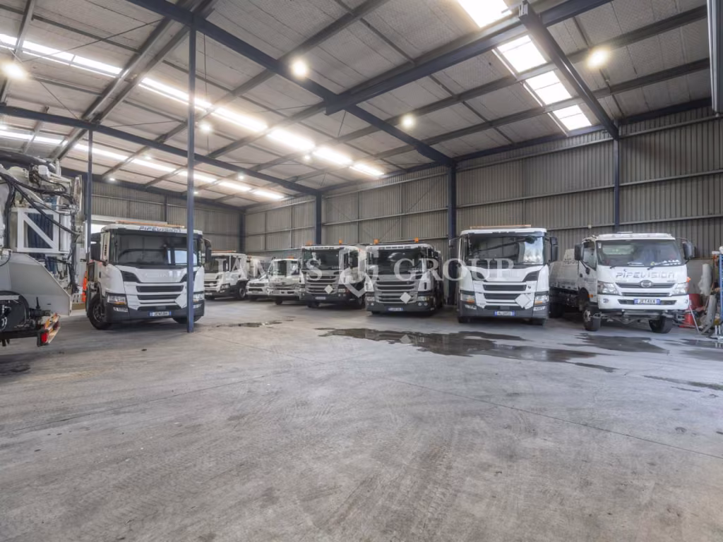 Drive Through Warehouse | 1.5km From Motorway