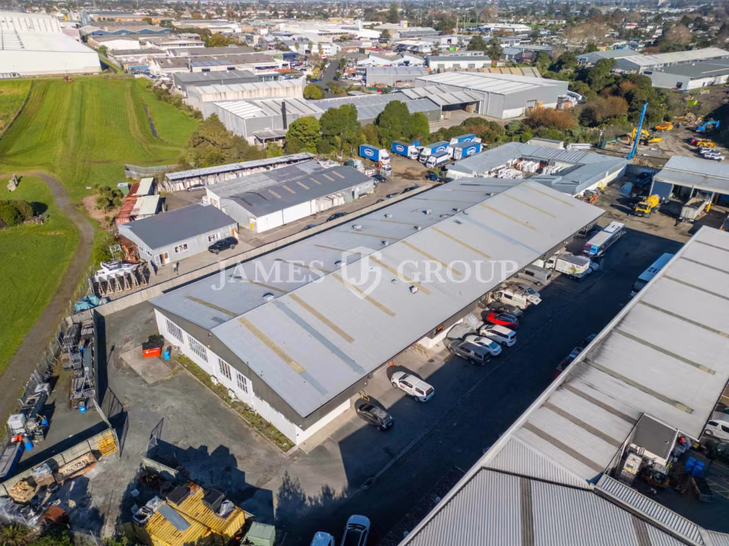338m2 High-stud Industrial Unit With Parking