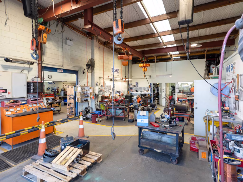 Gantry Crane-equipped Unit In Prime Wiri Location