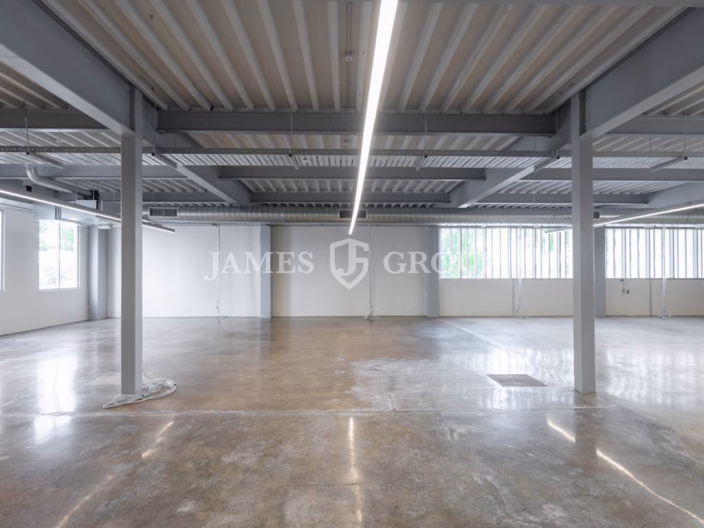 Prime Cbd Corner With Unmatched Exposure