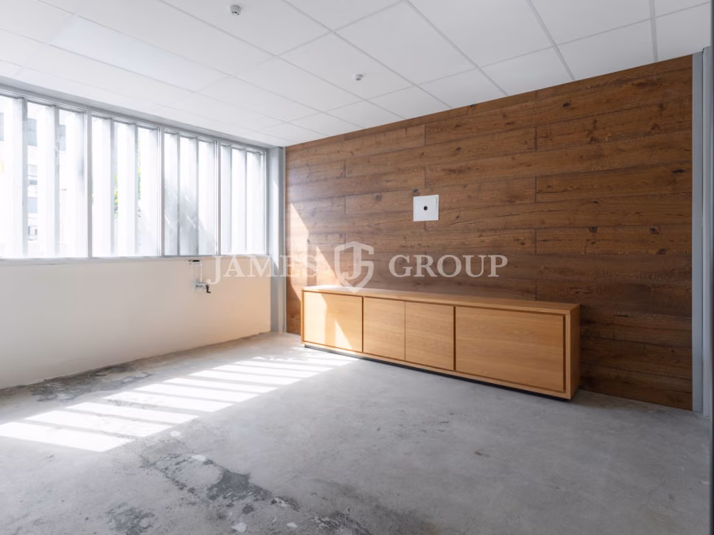 Prime Cbd Corner With Unmatched Exposure