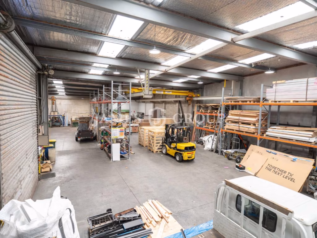 980m² Gantry Warehouse + Parking | Paramount Drive