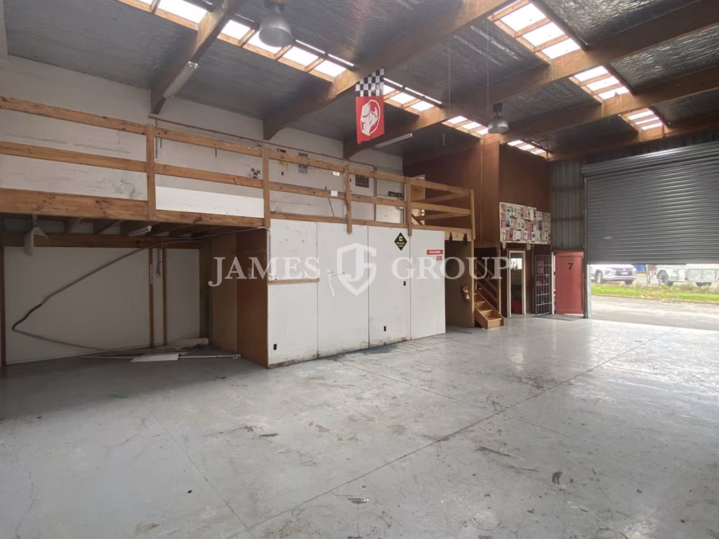 Tidy 142m² Warehouse In Fully Gated Complex