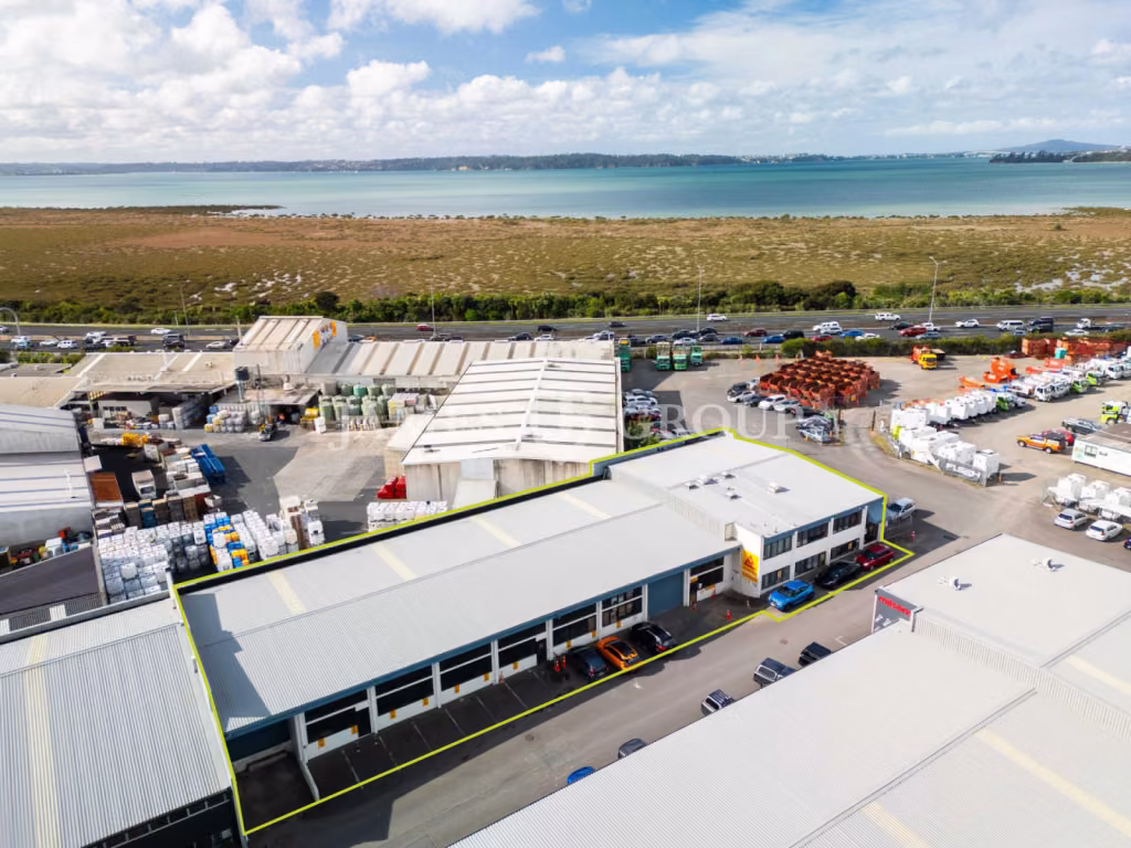 1,290m² Prime Patiki Road Warehouse + 12 Carparks