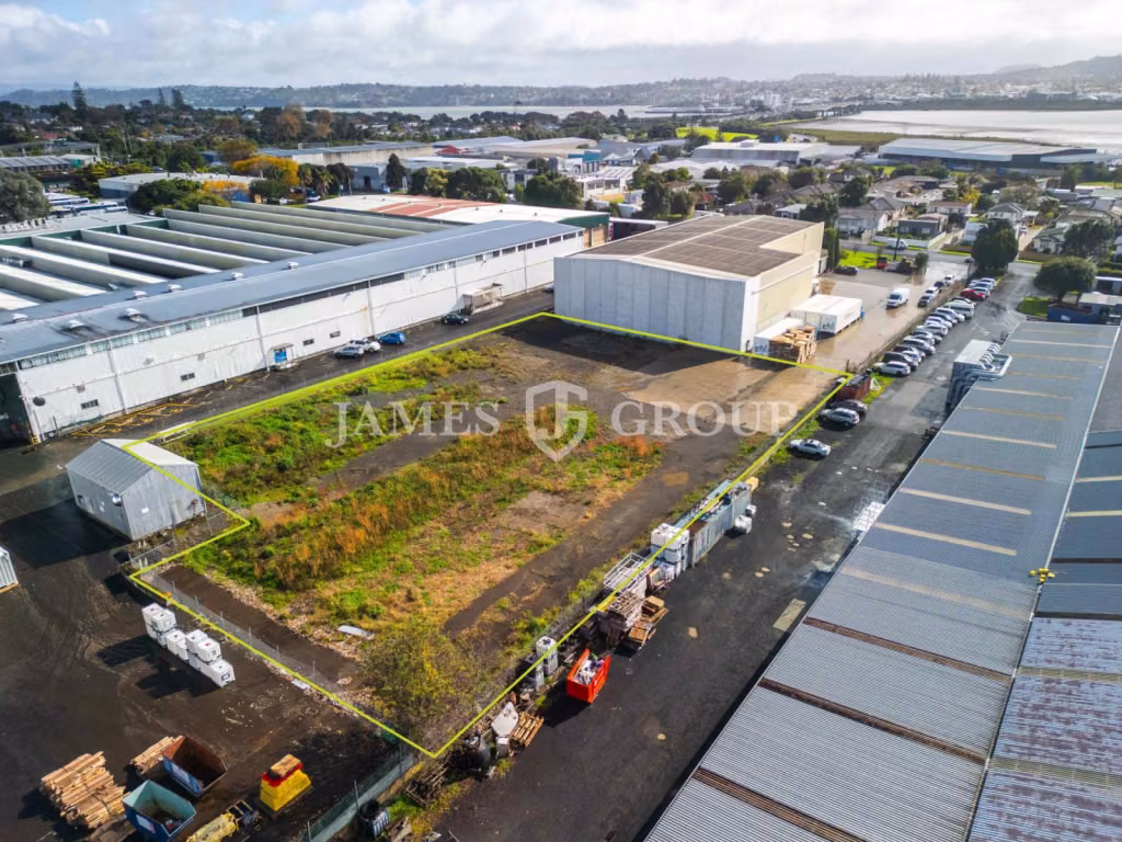 Locked & Loaded: Secure Yard In Mangere Bridge