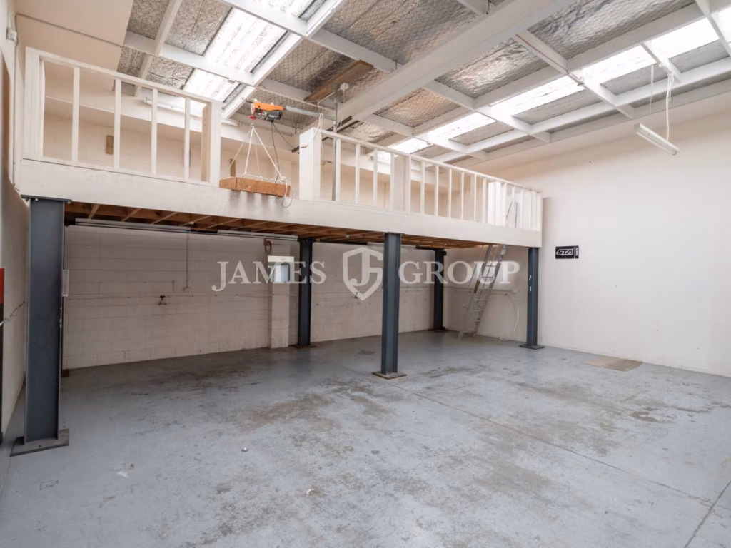 Tidy East Tamaki Unit For Sale | 208m²