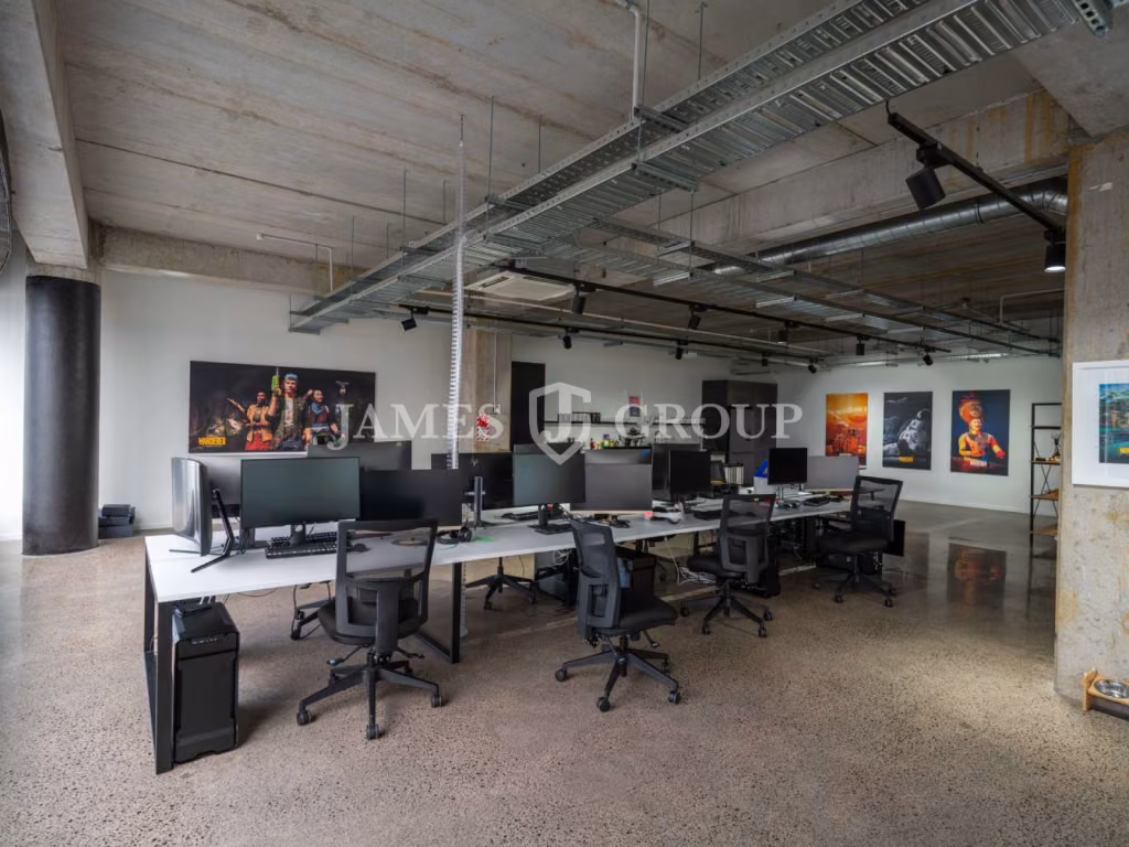 Versatile Office With Outdoor Deck On K Road