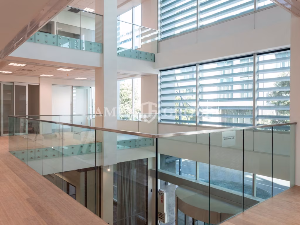 Large 1,680m² Office Floor With Signage Rights