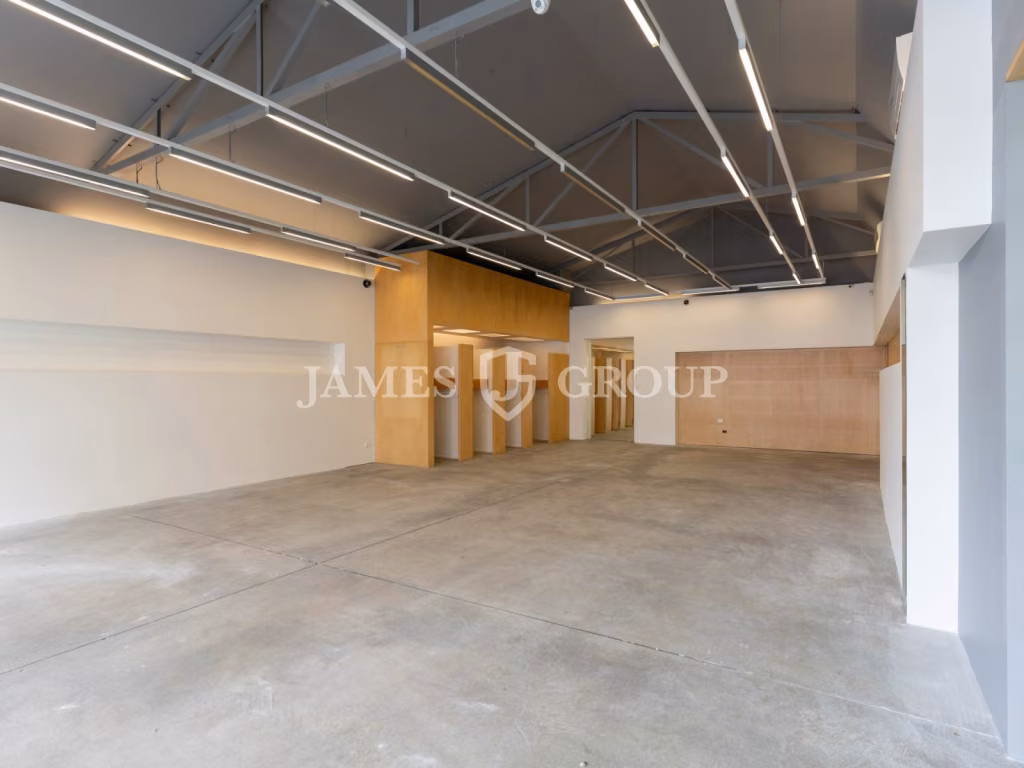 Modern Open Plan Retail With Strong Foot Traffic