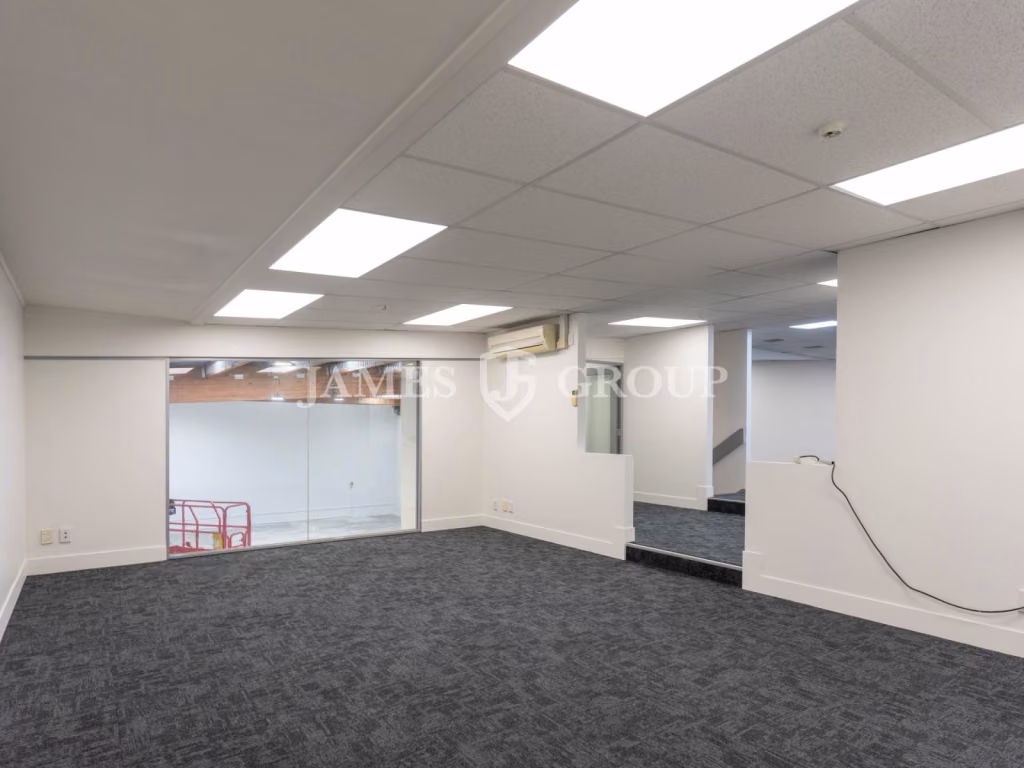 Refurbished High Stud Unit + 7 Carparks