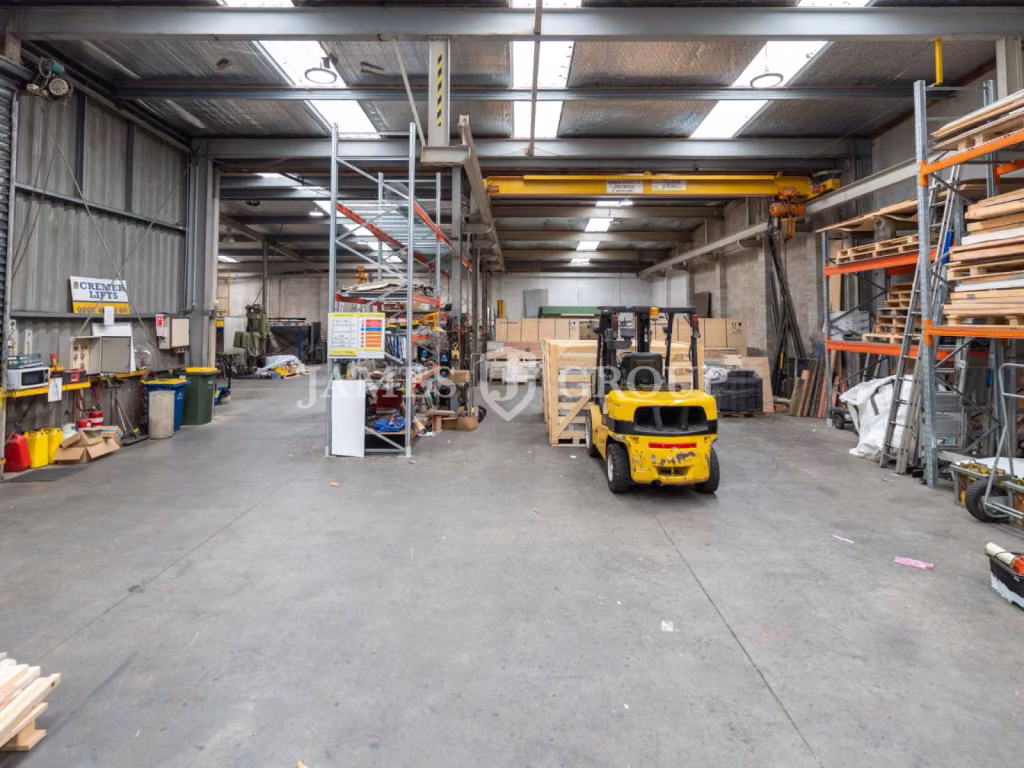 980m² Gantry Warehouse + Parking | Paramount Drive
