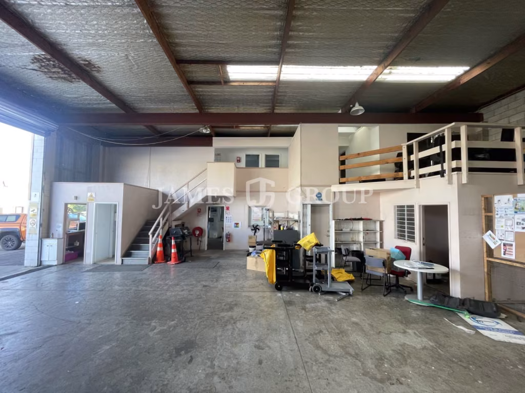 The Concourse | High Stud + 3 Roller Doors + Yard