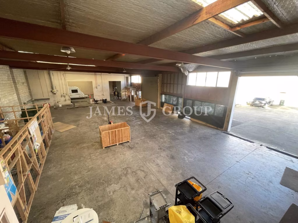 The Concourse | High Stud + 3 Roller Doors + Yard