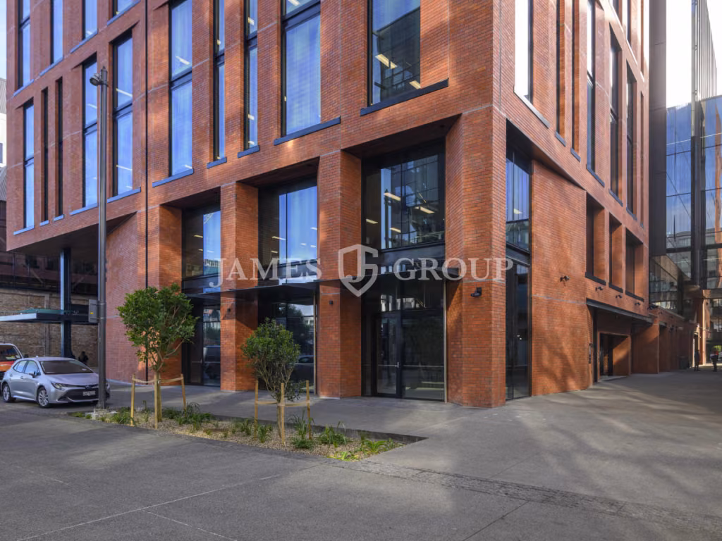 1,974m² Office With Stunning Waterfront Views