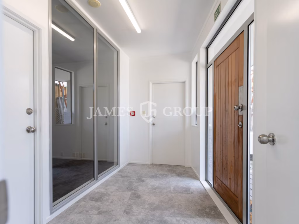 Refurbished Unit With 7 Car Parks!