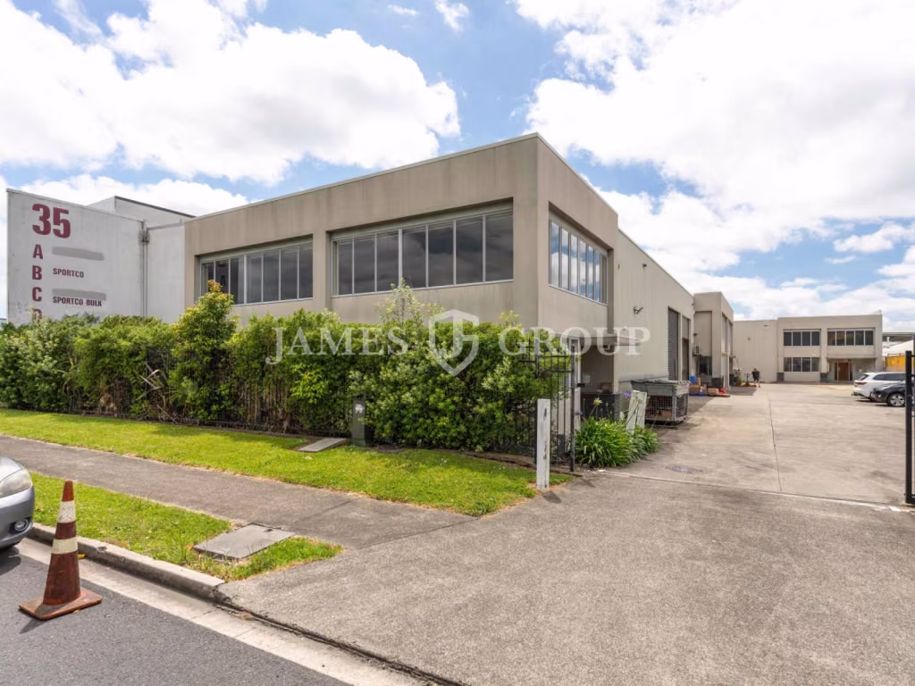 Refurbished Unit With 7 Car Parks!