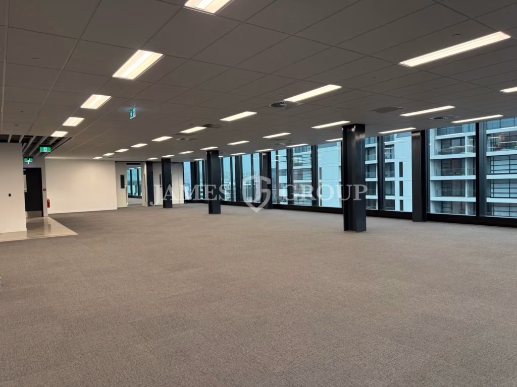 1,974m² Office With Stunning Waterfront Views