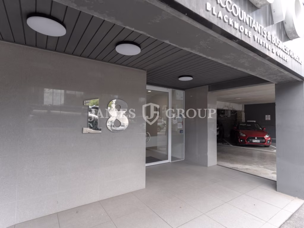 Tidy 19m² Office With Road Frontage