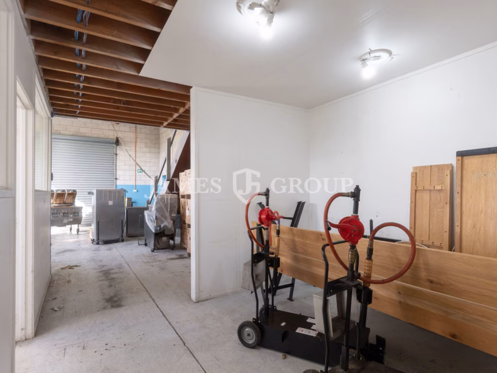 338m2 High-stud Industrial Unit With Parking