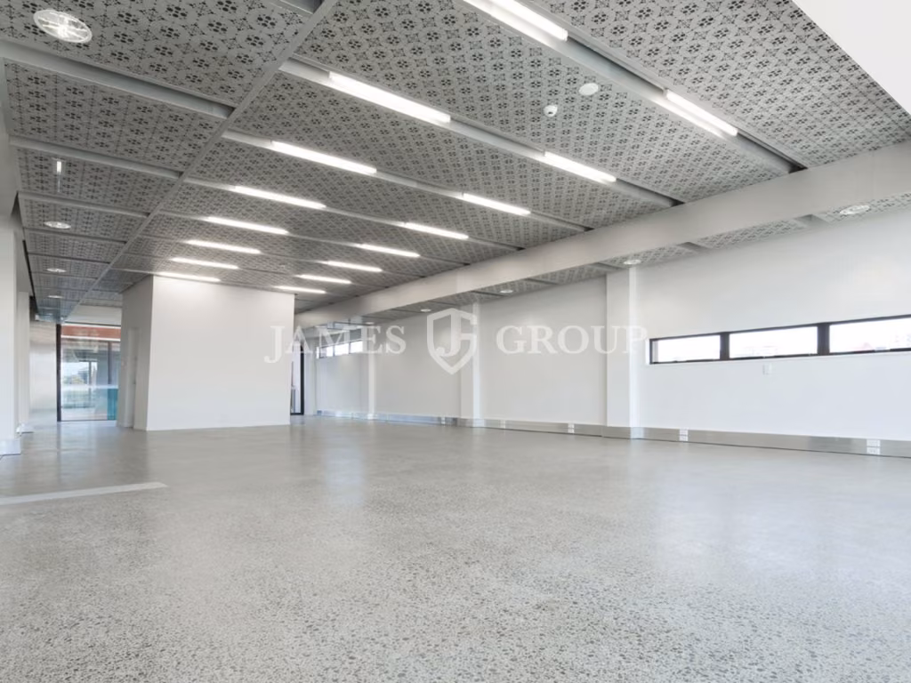 Tidy Office 175m² With Polished Concrete