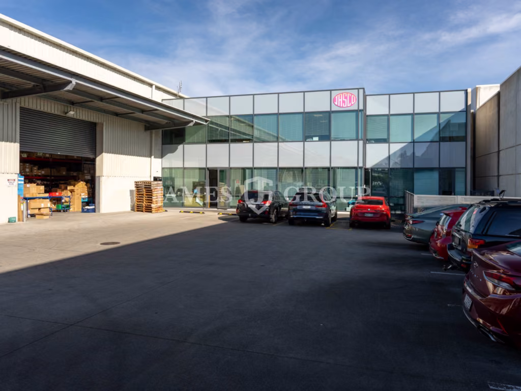 High-stud Mangere Facility – Fully Racked & Ready
