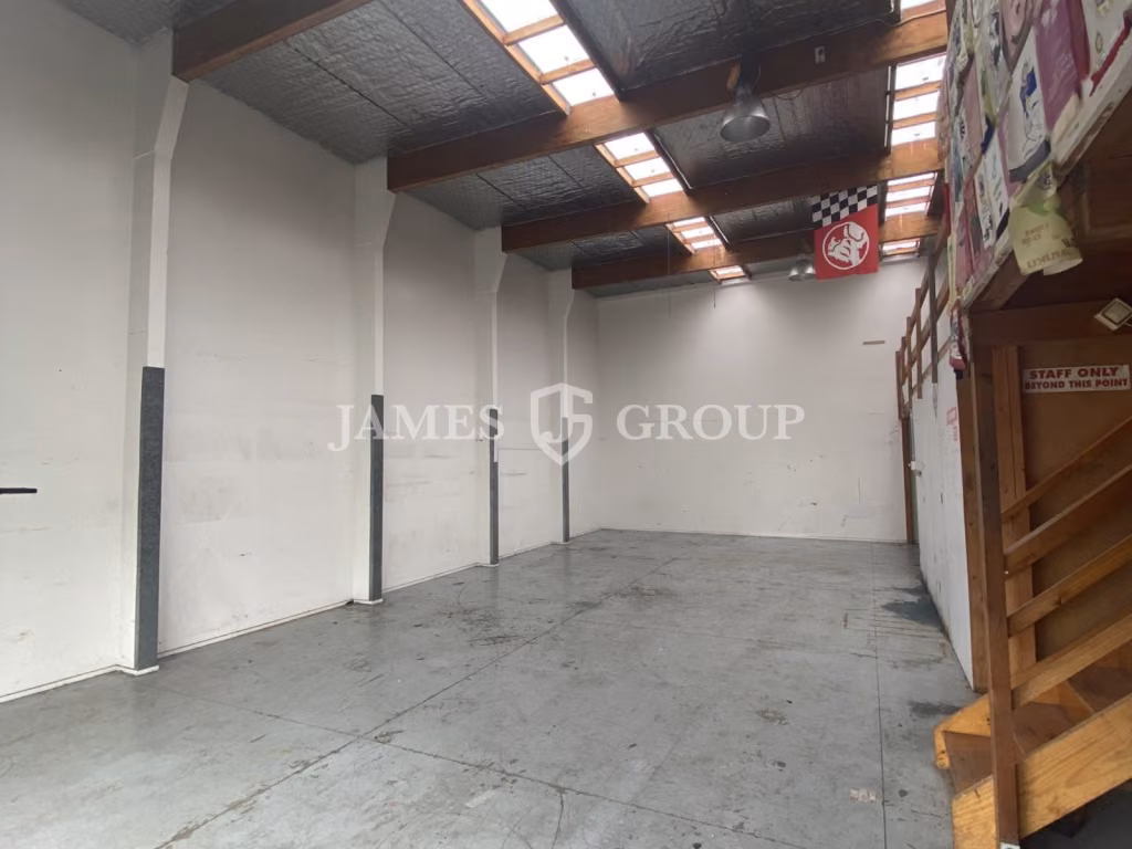 Tidy 142m² Warehouse In Fully Gated Complex