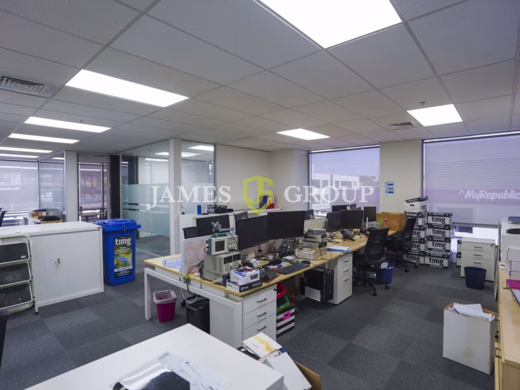 Full Floor With Impressive Fit-out