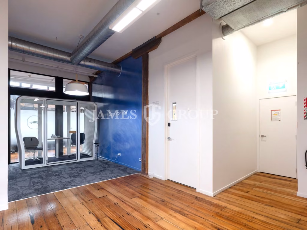 Character Office With Parking On The Strand