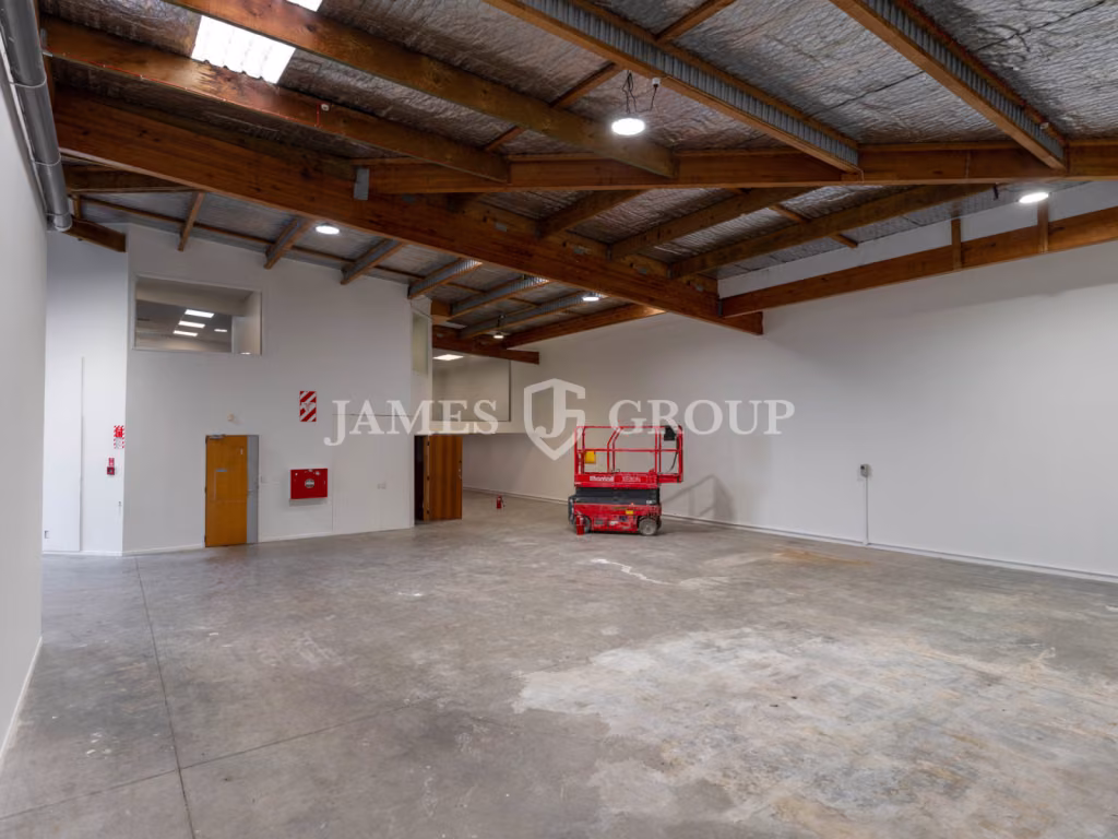 Refurbished High Stud Unit + 7 Carparks
