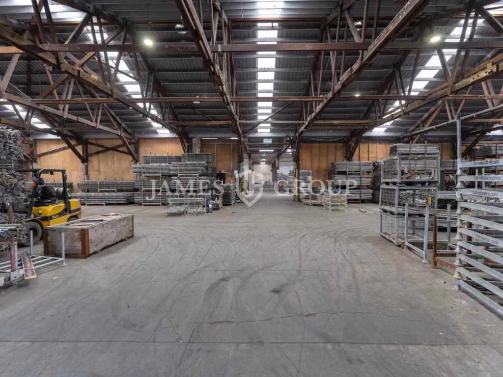3,462m² Warehouse And Office With Yard