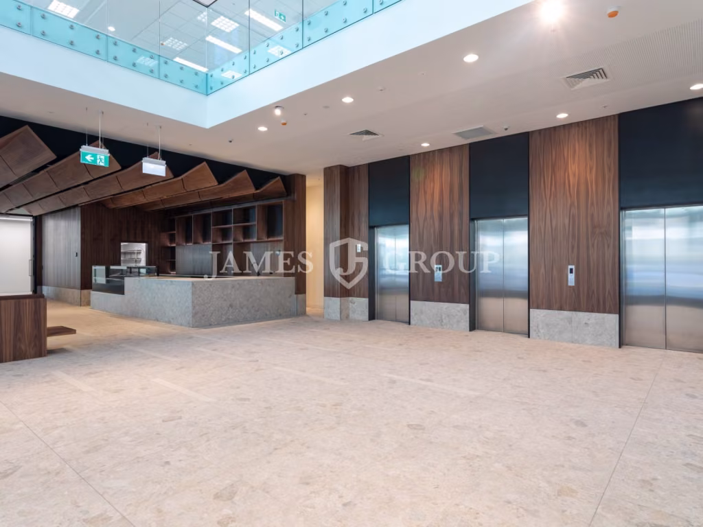 Large 1,680m² Office Floor With Signage Rights