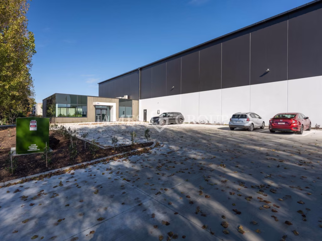 Brand New High-stud Unit – Drive-through Access