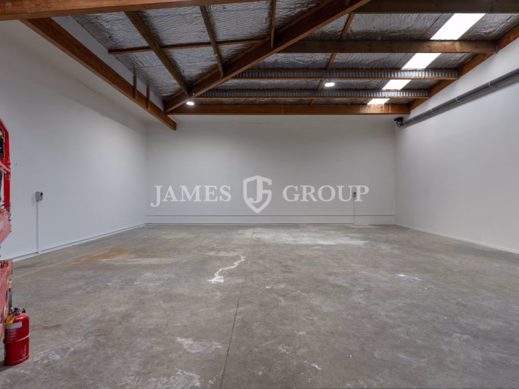 Refurbished High Stud Unit + 7 Carparks