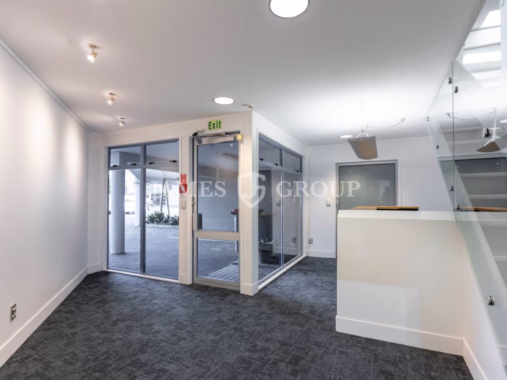 Refurbished High Stud Unit + 7 Carparks