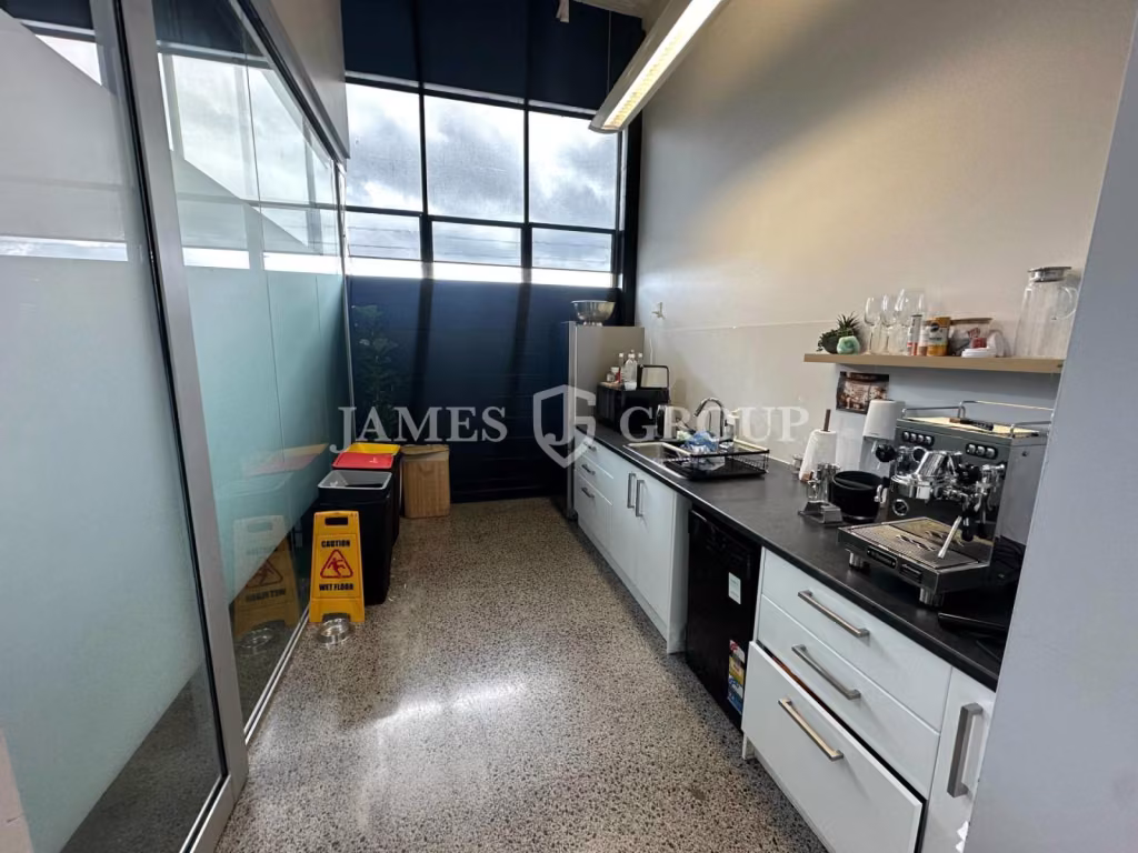 Modern Fitted Office And Extensive Amenities