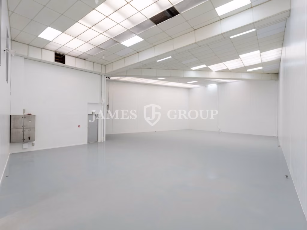Refurbished Unit With 7 Car Parks!