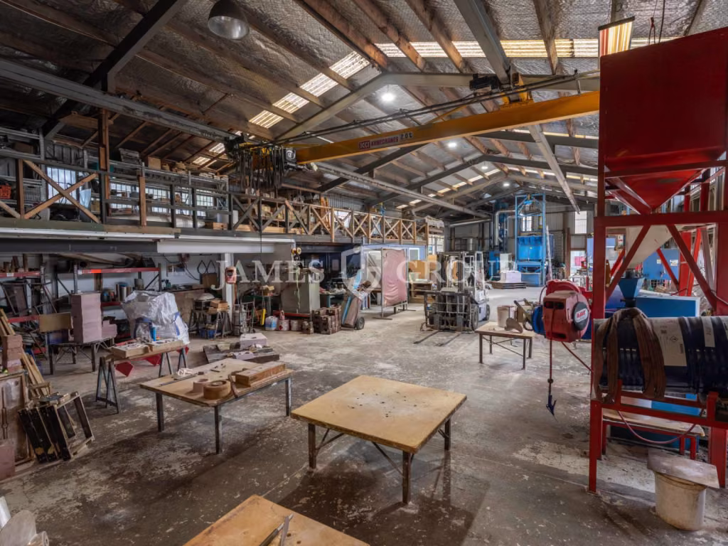 Patiki Road Gantry Warehouse + 3 Phase Power