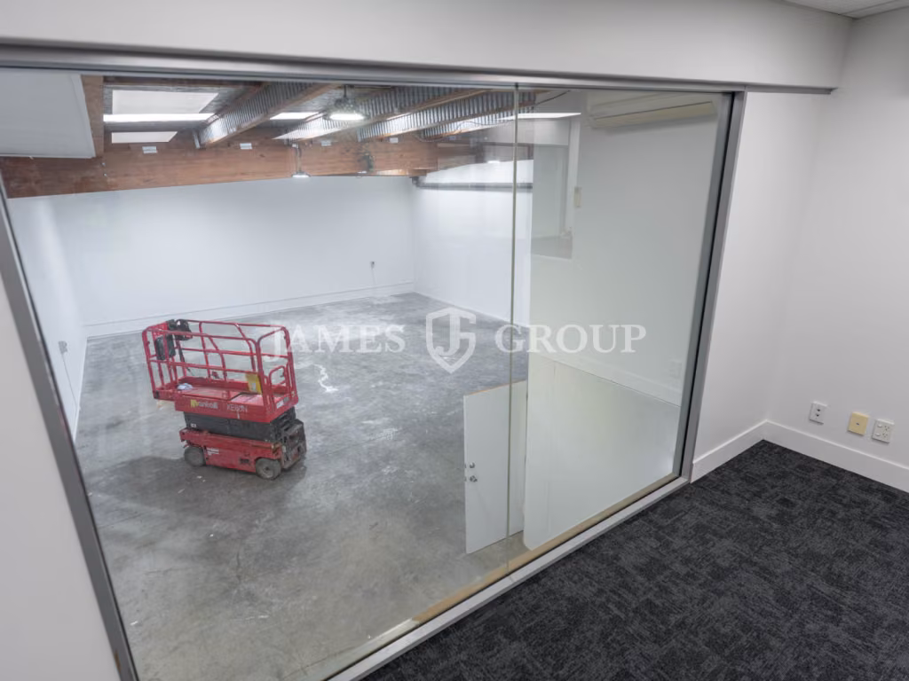 Refurbished High Stud Unit + 7 Carparks
