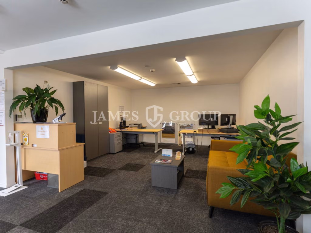3,462m² Warehouse And Office With Yard