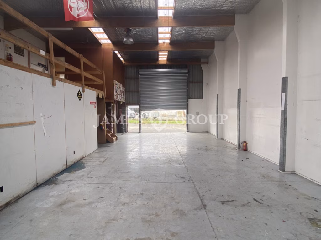 Tidy 142m² Warehouse In Fully Gated Complex