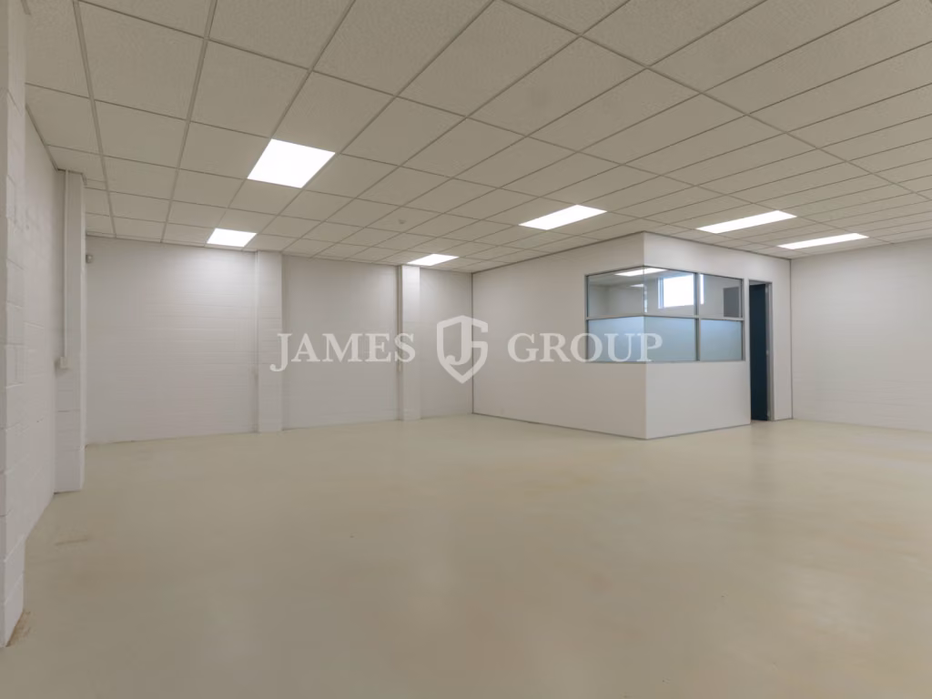 Three-phase 330m² Industrial Opportunity