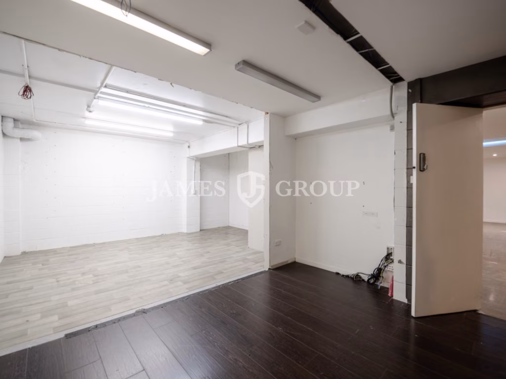 Versatile Open-plan Retail Space